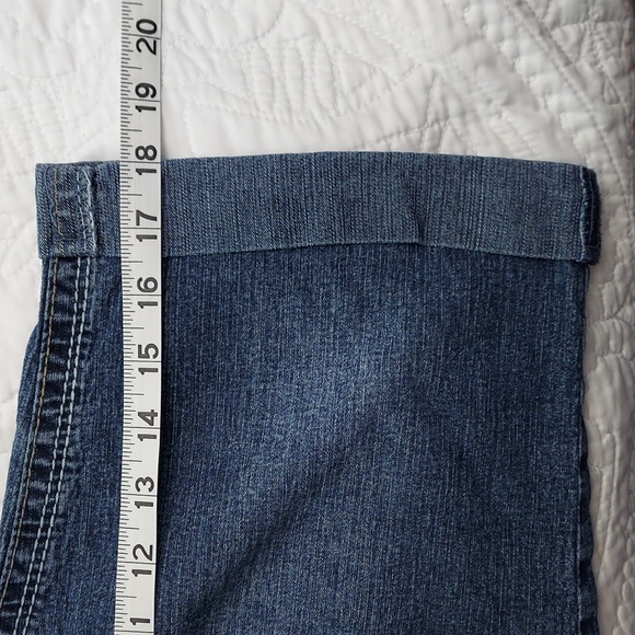 โข Wallflower Stretchy Distressed Cropped Capri Jeans, Medium Blue Wash. Size 20 - Picture 9 of 10